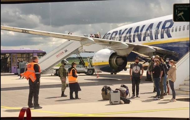 В Минтрансе Беларуси назвали причину посадки самолета Ryanair в Минске