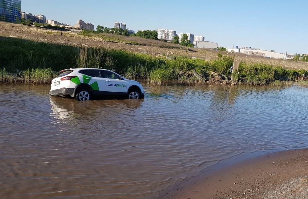 В «дизельном море» в Петербурге утонул каршеринг