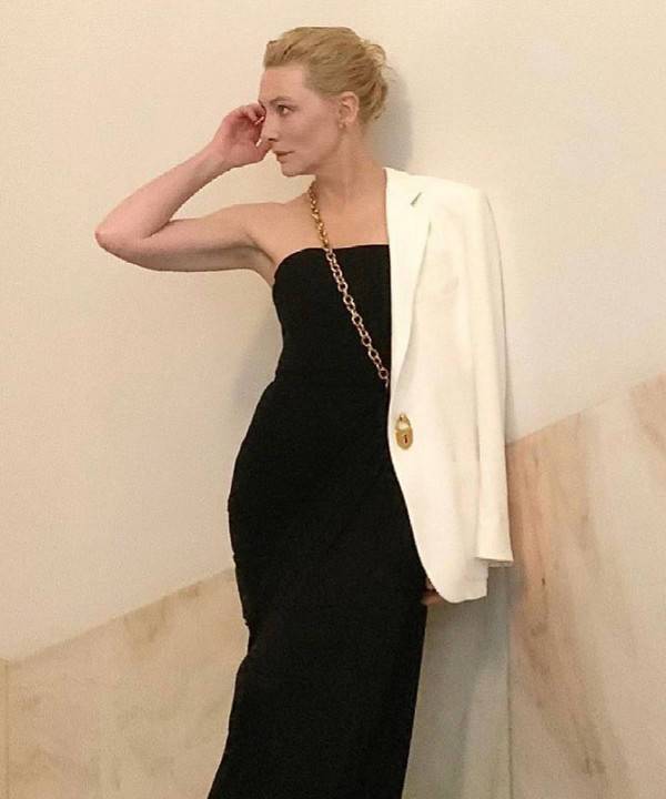 Черное платье + белый жакет: монохромный и очень гламурный образ Кейт Бланшетт. Фанаты в обмороке