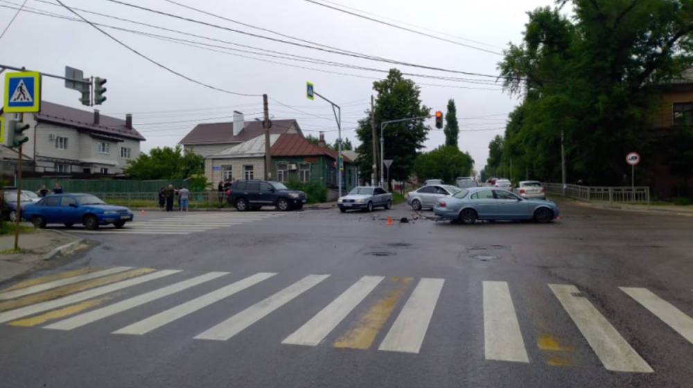 Автомобилист создал массовое ДТП в Воронеже и попал в больницу