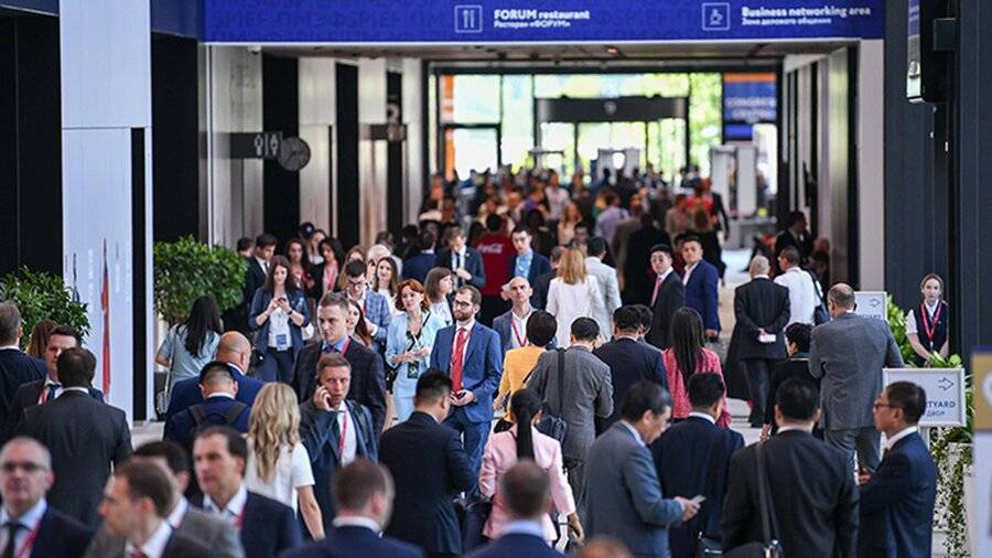 На международный экономический форум в Петербурге планируют приехать более 2 тысяч иностранных участников