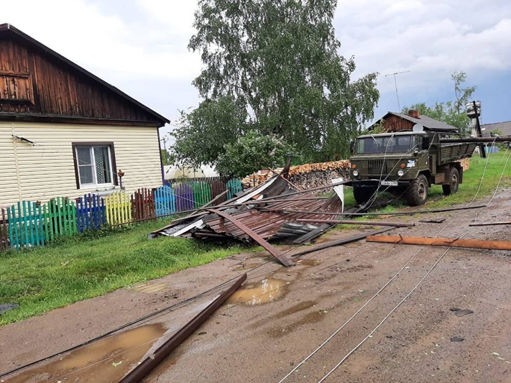 «Лес упал сплошняком». В Свердловской области из-за сильного ветра пострадал поселок