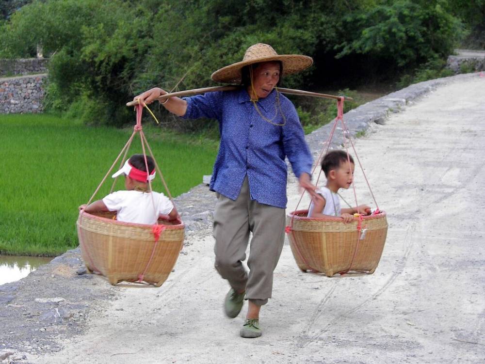 Власти Китая разрешили семьям своих граждан заводить трех детей