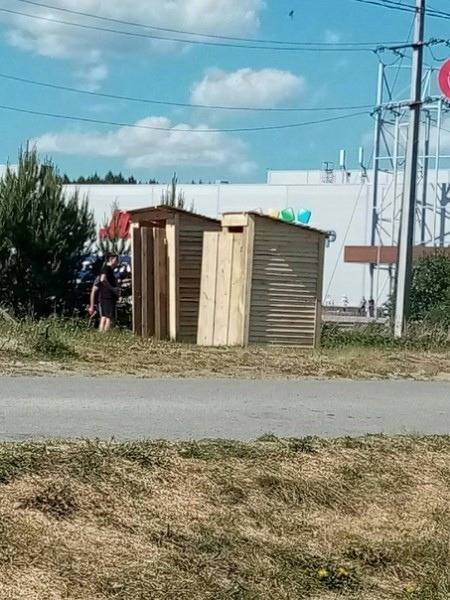 Жителей Златоуста возмутили деревянные туалеты на пляже. Власти открестились от будок