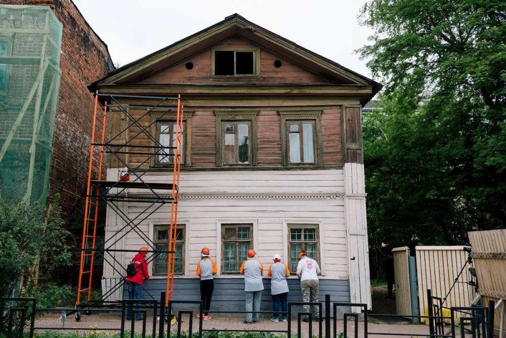 Больше сотни волонтеров из 35 городов восстанавливали исторические дома в Нижнем Новгороде
