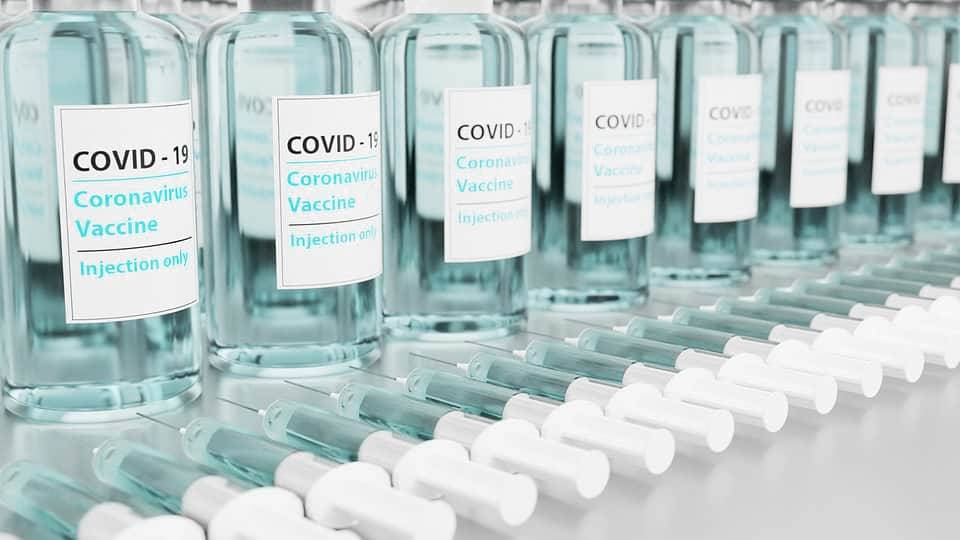 Ученые выяснили, почему вакцины от коронавируса могут спровоцировать тромбоз и мира