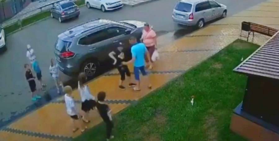 В Воронеже появилось видео потасовки между семейной парой и школьником