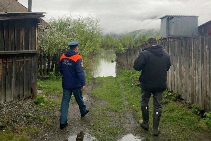 МЧС: в регионах РФ остаются подтопленными более 30 жилых домов и 700 приусадебных участков