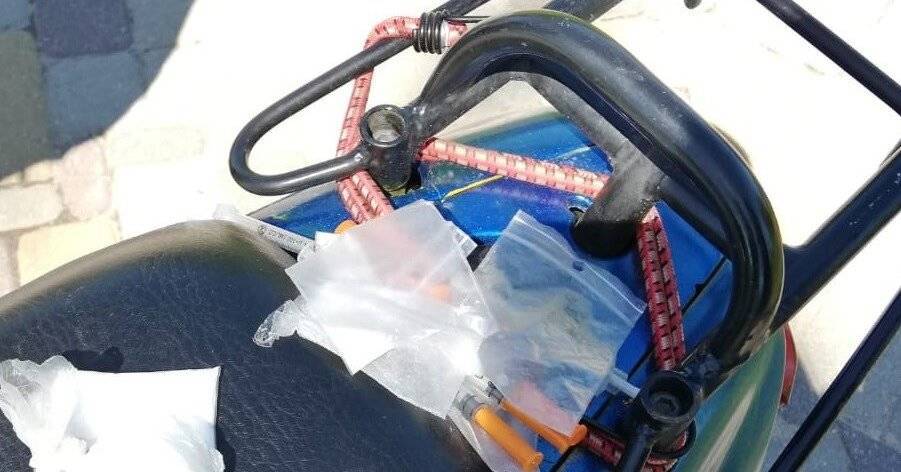 Полицейские нашли у водителя мопеда наркотики и шприцы