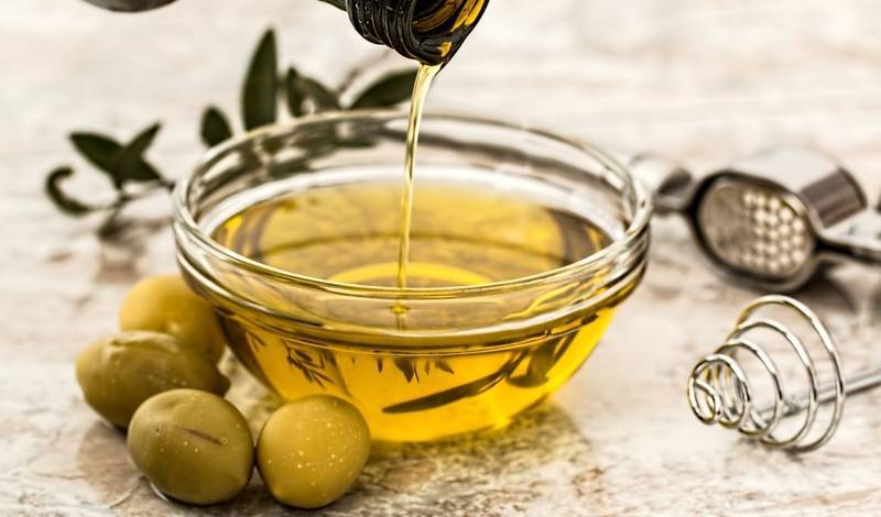 Британский врач-диетолог назвала оливковое масло главным продуктом для долголетия