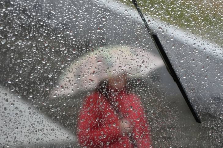 Плащи и куртки все еще актуальны: синоптик огорчила прогнозом погоды на новую неделю