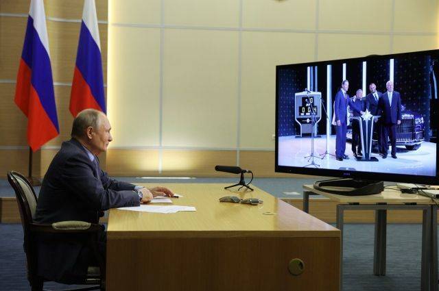 Путин дал старт серийному выпуску машин Aurus