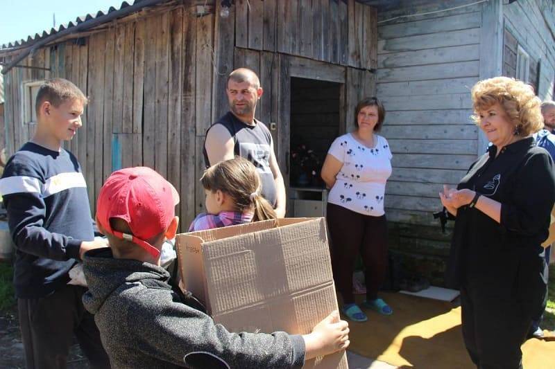 Партпроект «Забота» навестил многодетные семьи Новодугинского района