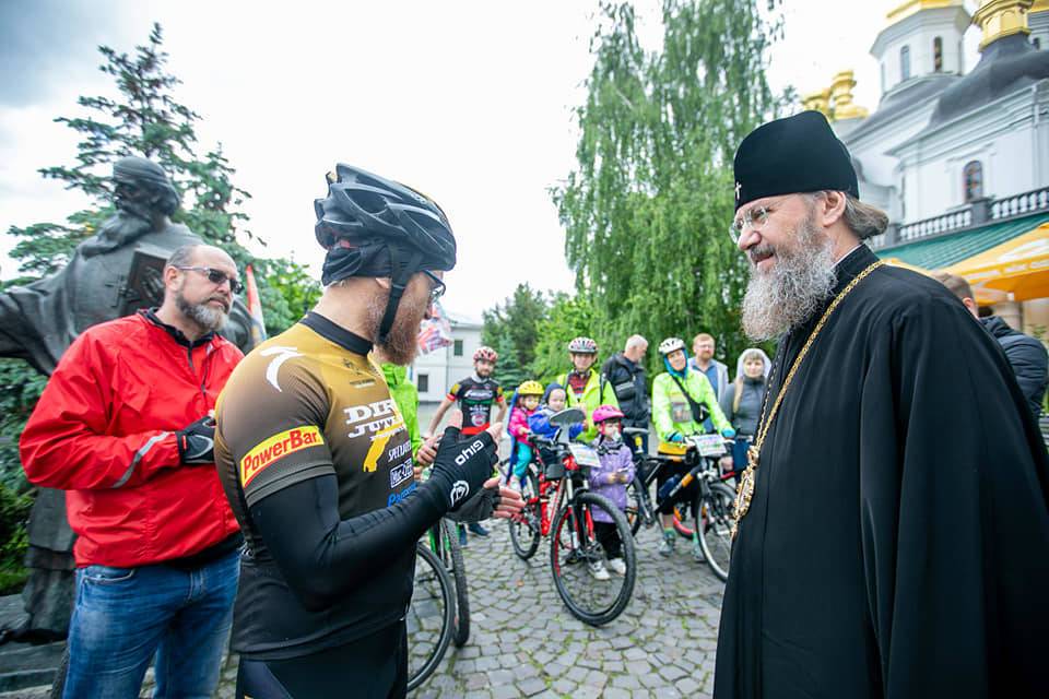 Верующие УПЦ на велосипедах отправились в 450-километровое паломничество из Киева в Почаев