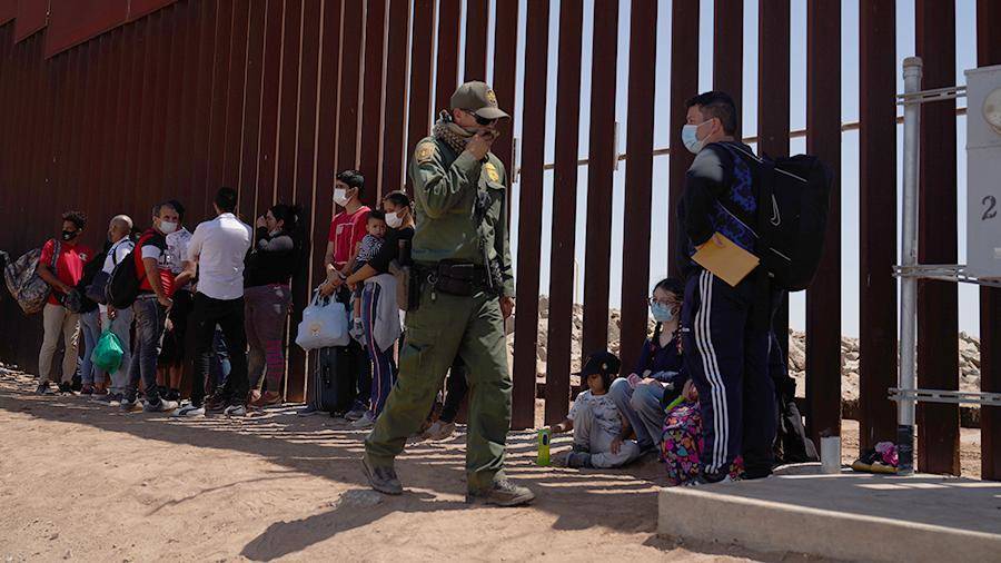 На границе Мексики и США в апреле задерживали почти 6 тыс. человек в день