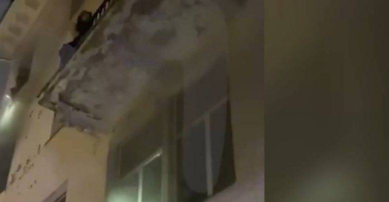 "Дайте лестницу!": Появилось видео с эвакуацией людей из горящей гостиницы в Москве