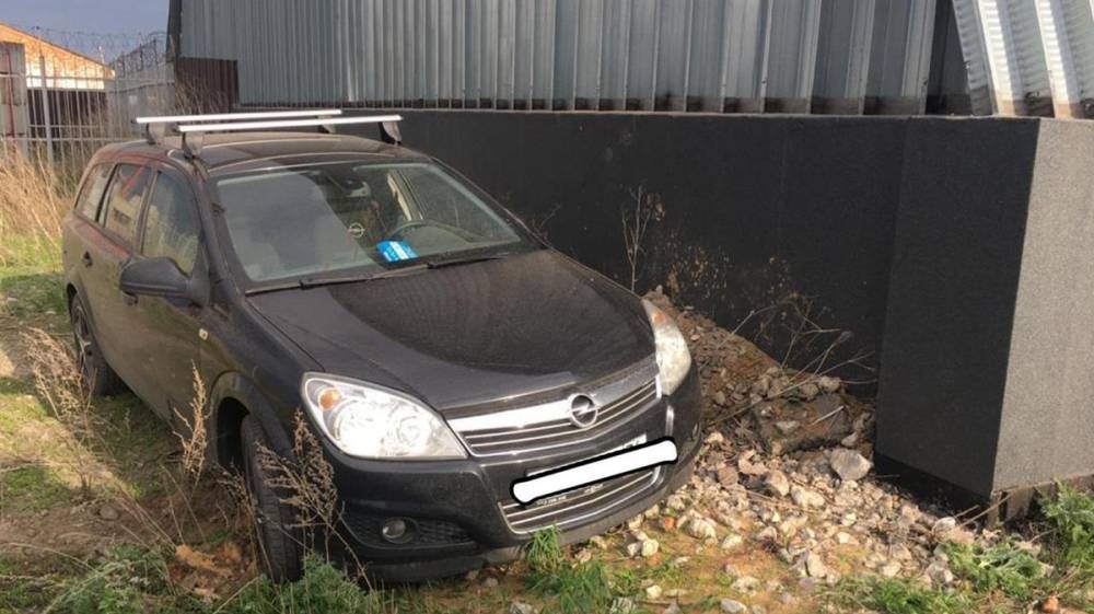 В воронежском селе водитель Opel врезался в ангар и погиб