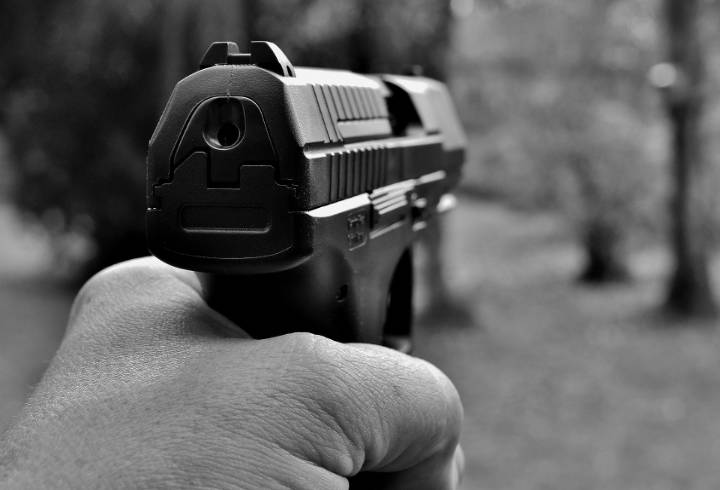 В Гатчине задержали мужчину, открывшего стрельбу из травмата после дорожного конфликта