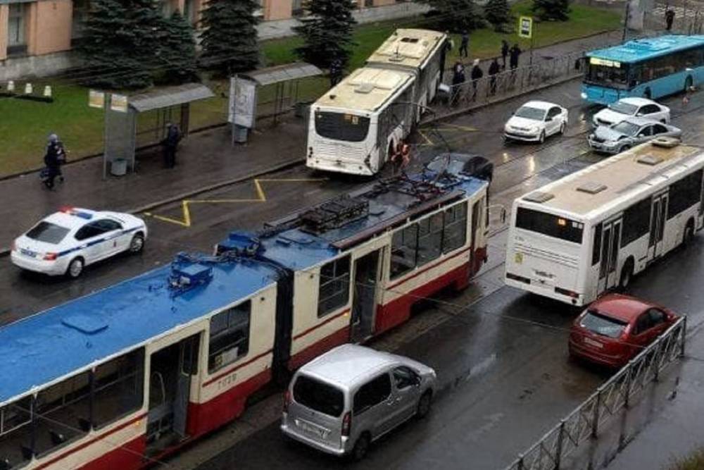 Водитель автобуса отключился и въехал в остановку на Кондратьевском проспекте