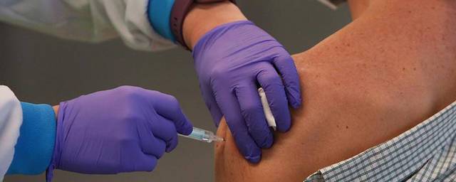 Осенью гражданам Британии старше 50 лет можно будет сделать третью прививку