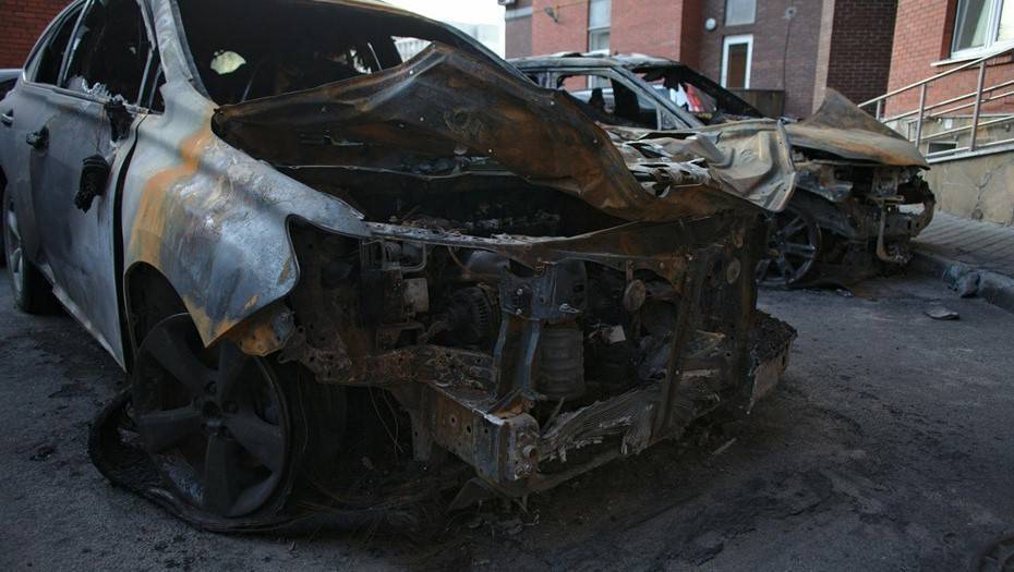 Porsche Cayenne сожгли на парковке Ассоциации автомобилистов в Петербурге
