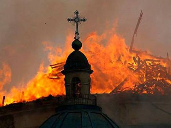 В Бурятии мужчина поджег церковь, где служил дьякон, обвиняемый в педофилии