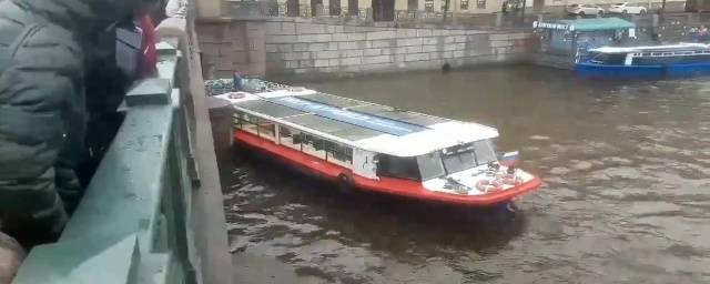 Прогулочный теплоход врезался в Аничков мост в Петербурге