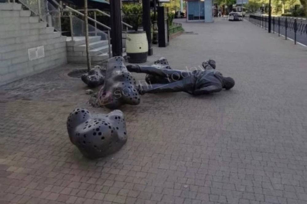 В центре Сочи упала скульптура Григорьева-Апполонова