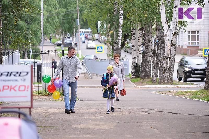 Выплаты по 10 тыс. рублей семьям со школьниками должны провести до 17 августа
