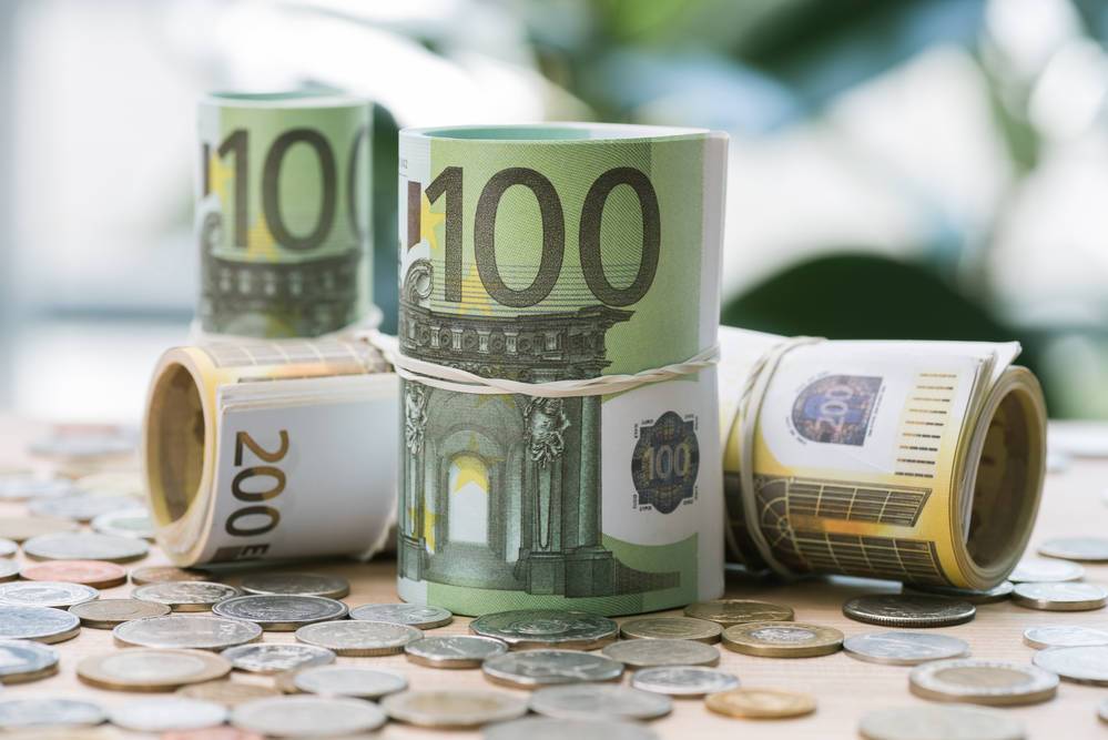 Биржа: евро на торгах 5 мая потерял больше копейки