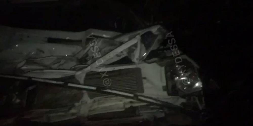 Пассажирский автобус столкнулся с грузовиком под Одессой: видео масштабной аварии