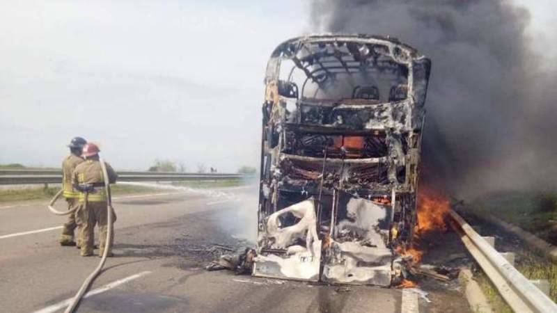 На трассе Одесса – Киев сгорел дотла пассажирский автобус (видео)
