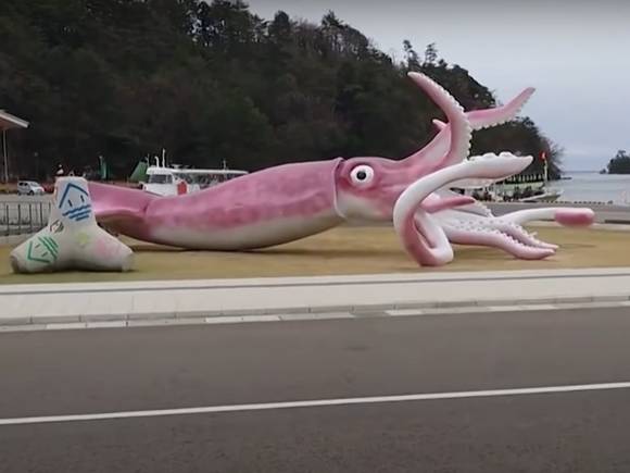 Sky News: Власти японского городка Ното ради привлечения туристов потратили ковидные выплаты на гигантскую статую кальмара