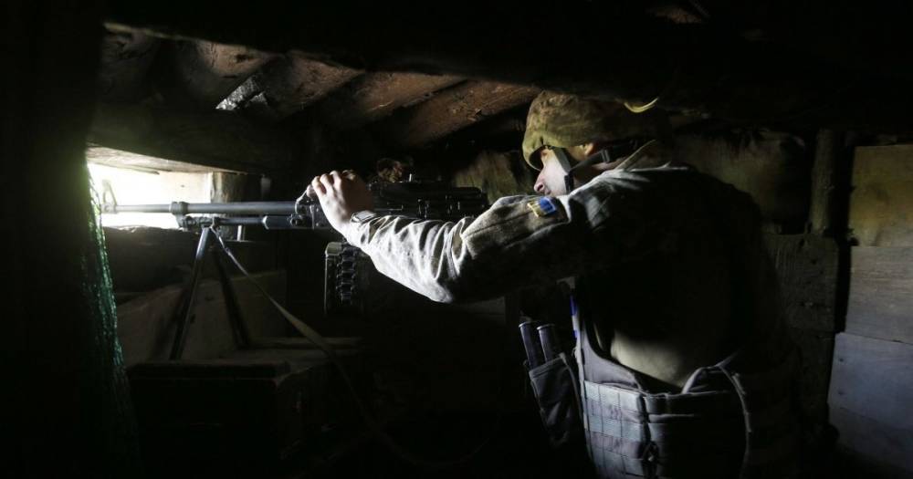 На Донбассе боевики обстреляли украинские позиции из гранатометов и ранили бойца