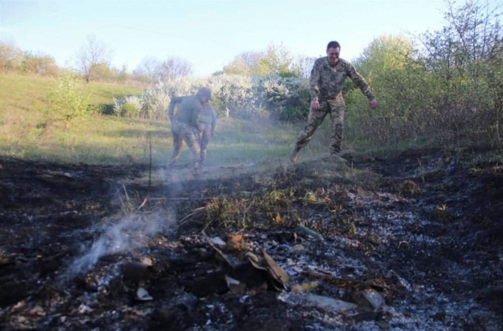 Боевики обстреляли жилой сектор на Донбассе, фото последствий: "Ракета взорвалась и вызвала пожар"