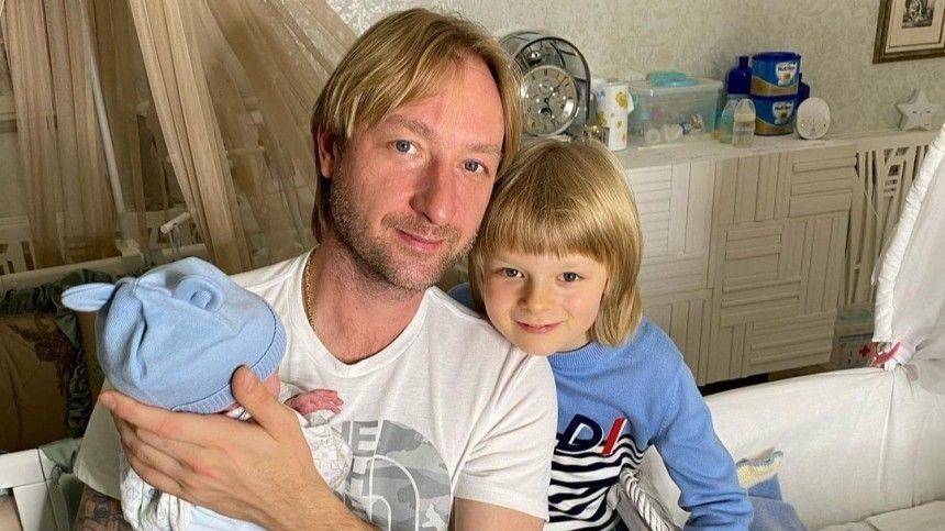 «Новый транспорт»: Плющенко похвастался коляской для сына за 340 тысяч рублей