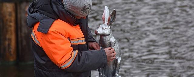 В Петербурге после ремонта на место вернули памятник зайцу