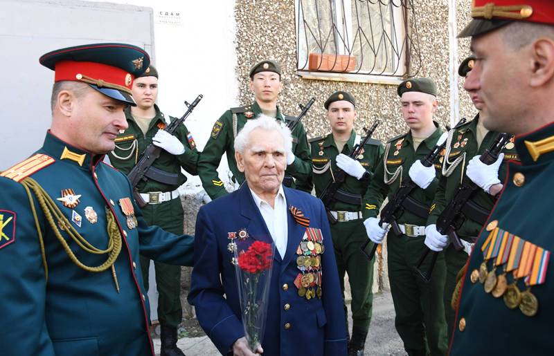 Персональные парады: в России лично поздравляют ветеранов