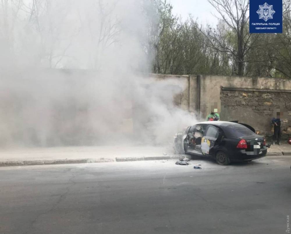 Такси Uklon врезалось в стену и загорелось: в Одессе произошло смертельное ДТП – видео 18+