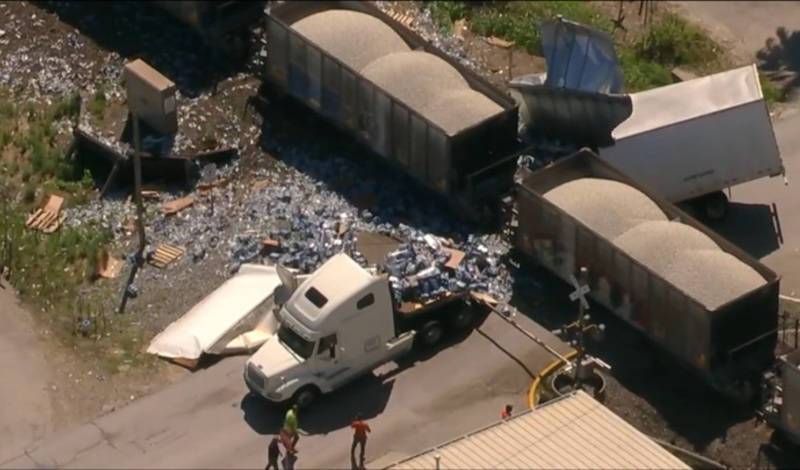 Поезд в Техасе разрубил застрявший на путях грузовик пополам