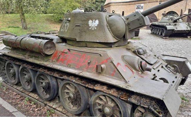 В польском военном музее вандалы осквернили танк Т-34