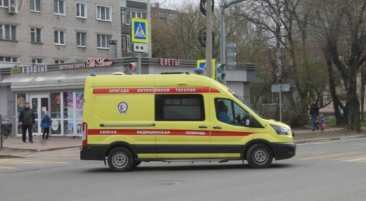 Переломанную увезли в больницу: в Ярославле молодая девушка покалечилась на электросамокате