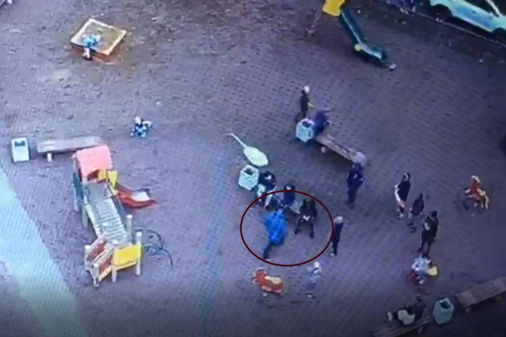 Вступившаяся за внука бабушка избила ребенка на детской площадке в Петербурге