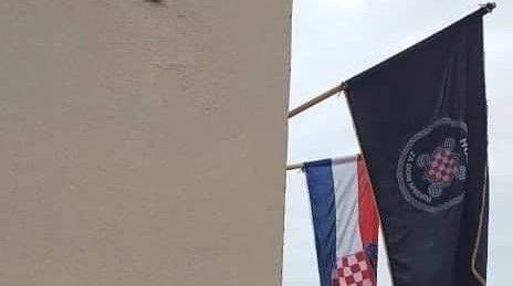 В Хорватии забросали яйцами католический приход с флагом неоусташей