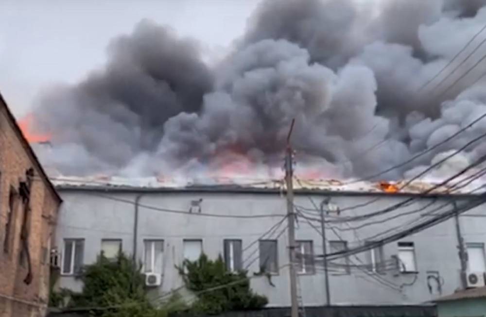 Огненное ЧП в Виннице: горит офисный центр, есть жертвы - все спасатели подняты по тревоге. Видео