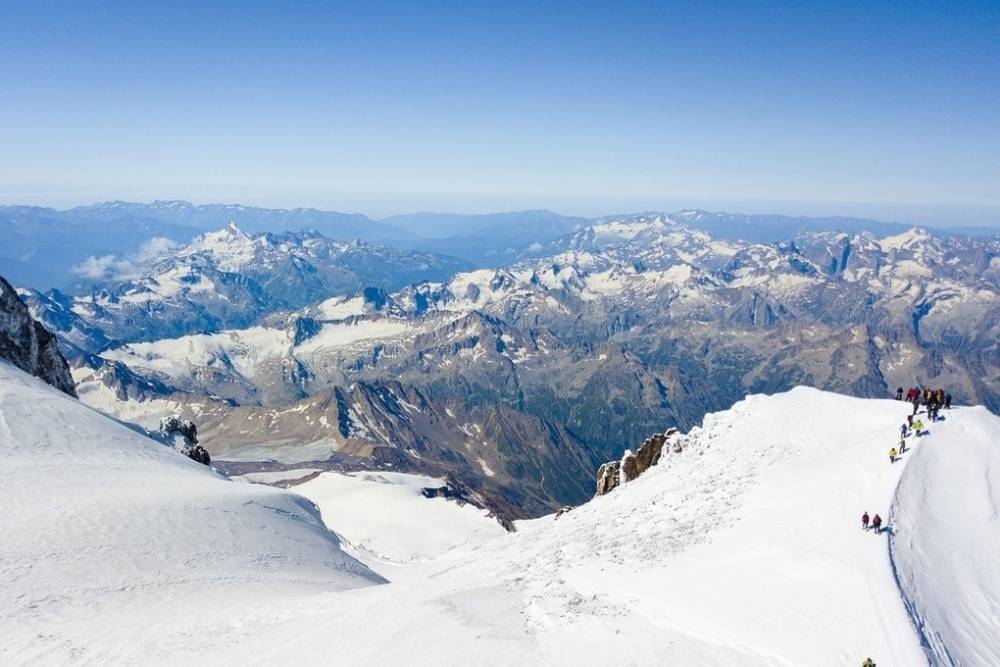 Спасатели эвакуировали с Эльбруса альпиниста с симптомами горной болезни