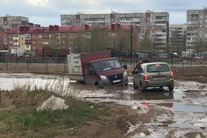 На улице Мирной в Ярославле снова утонул грузовик