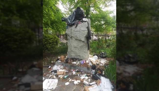 В США засыпали мусором памятник польскому священнику-антикоммунисту