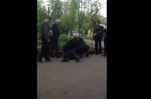 В Одессе пьяный мужчина пытался задушить ребенка за замечание. ВИДЕО