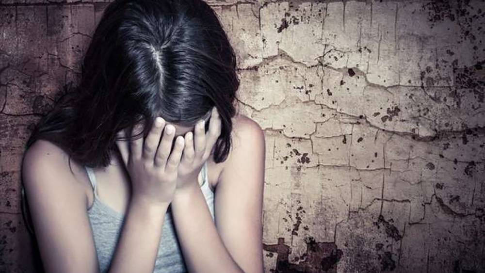 Пока была одна дома: на Харьковщине 13-летнюю девочку изнасиловал 60-летний сосед